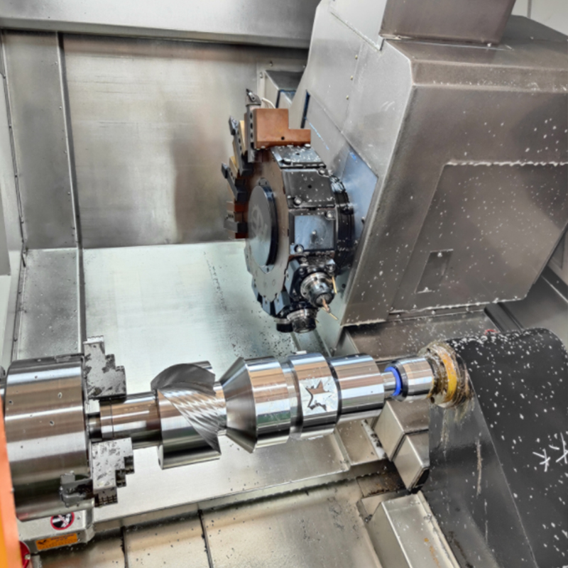 Torno CNC compuesto de torneado y fresado